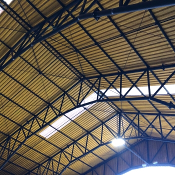 Coberturas termoacustica para galpões industriais: vale mesmo o investimento?